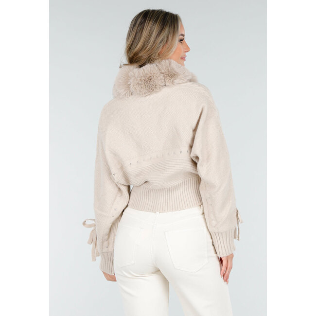 Beige Strickjacke mit Kunstfellkragen und Schleifendetails
