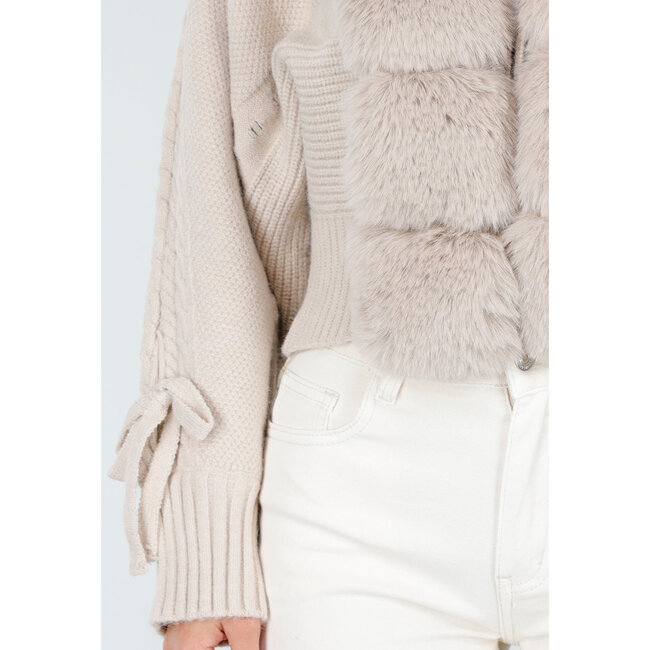 Beige Strickjacke mit Kunstfellkragen und Schleifendetails