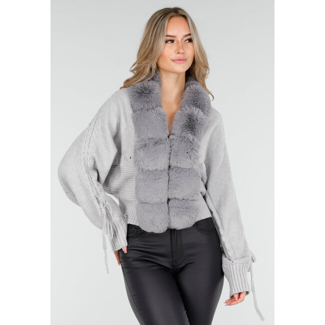 Graue Strickjacke mit Kunstfellkragen und Schleifendetails