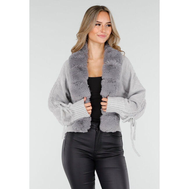 Graue Strickjacke mit Kunstfellkragen und Schleifendetails