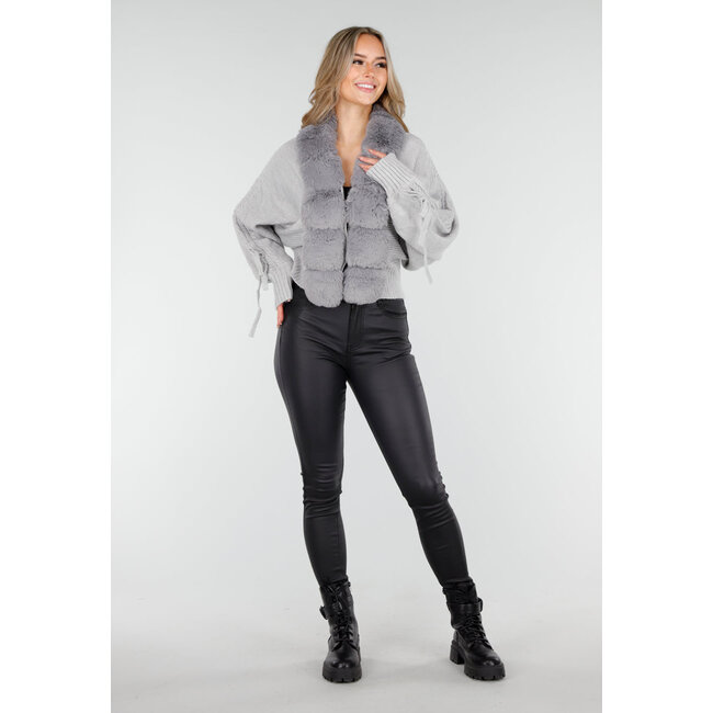 Graue Strickjacke mit Kunstfellkragen und Schleifendetails