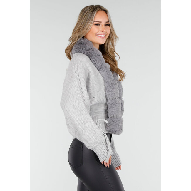 Graue Strickjacke mit Kunstfellkragen und Schleifendetails