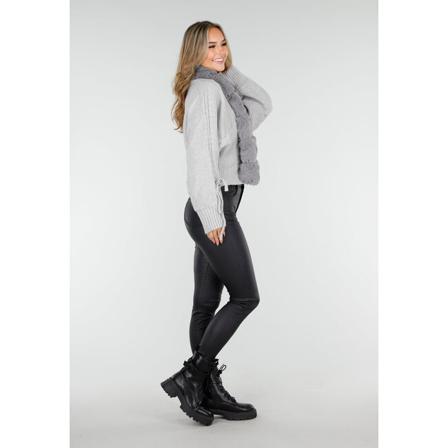 Graue Strickjacke mit Kunstfellkragen und Schleifendetails