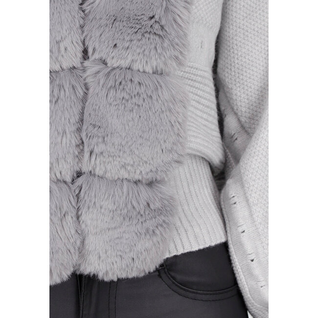 Graue Strickjacke mit Kunstfellkragen und Schleifendetails