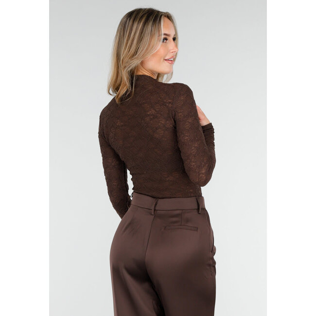 Braunes Spitzenoberteil mit hohem Kragen und langen Ärmeln