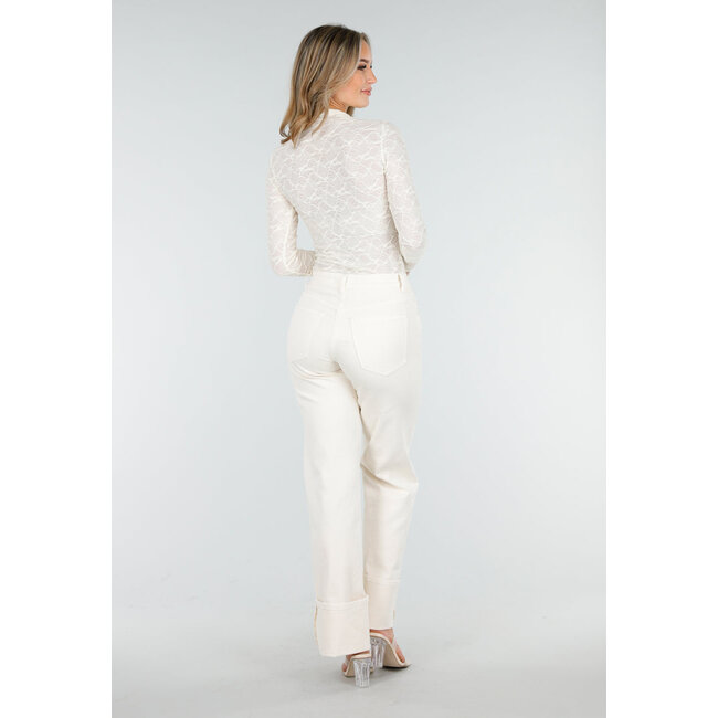 Cremefarbenes Spitzenoberteil mit langen Ärmeln und hohem Kragen