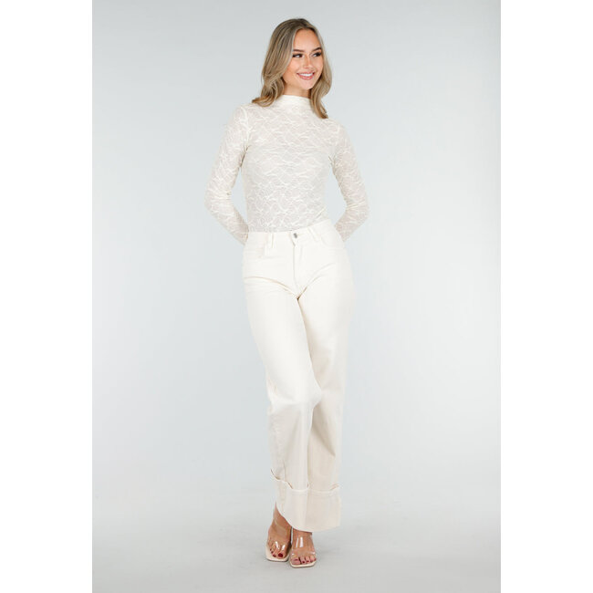 Cremefarbenes Spitzenoberteil mit langen Ärmeln und hohem Kragen
