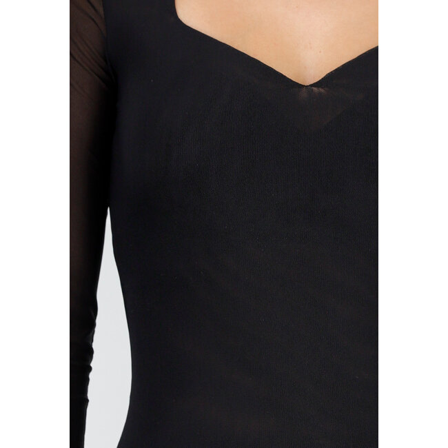 Schwarzes Oberteil mit Mesh-Ärmeln und herzförmigem Ausschnitt