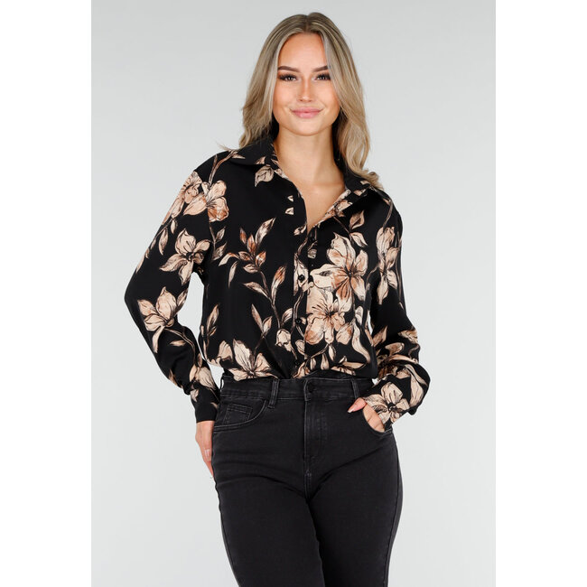 Schwarze Bluse mit beigem Blumenmuster und langen Ärmeln