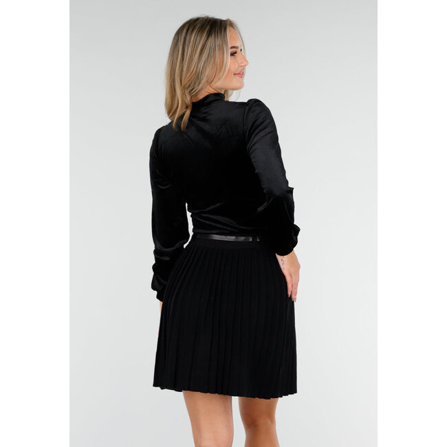 Schwarzes Samtop mit V-Ausschnitt und Choker-Detail