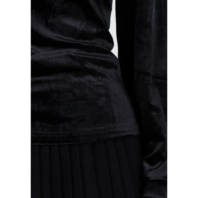 Schwarzes Samtop mit V-Ausschnitt und Choker-Detail