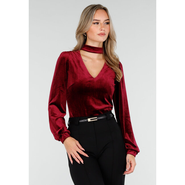 Rotes Velours-Oberteil mit V-Ausschnitt und Choker-Detail