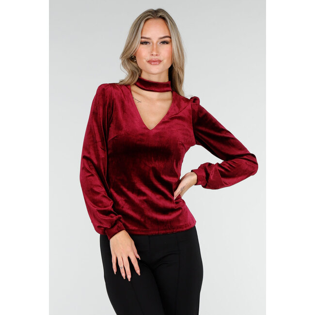 Rotes Velours-Oberteil mit V-Ausschnitt und Choker-Detail