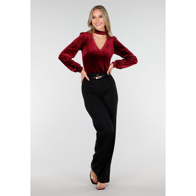 Rotes Velours-Oberteil mit V-Ausschnitt und Choker-Detail