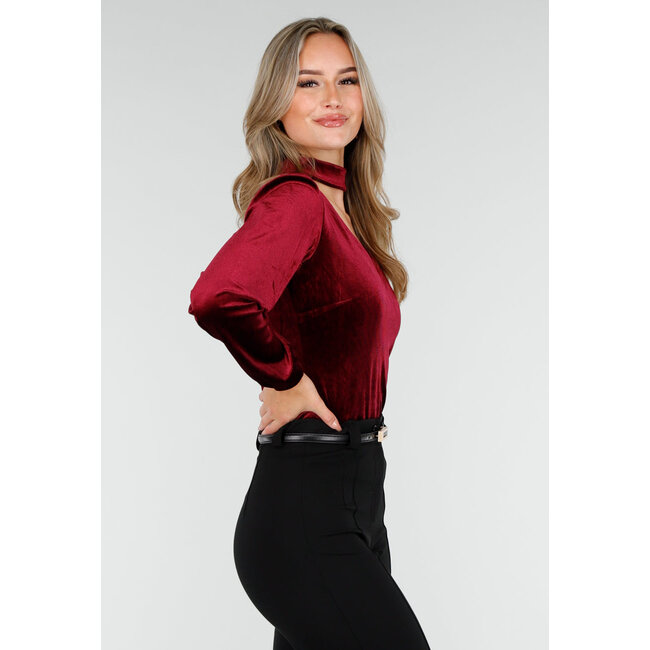 Rotes Velours-Oberteil mit V-Ausschnitt und Choker-Detail