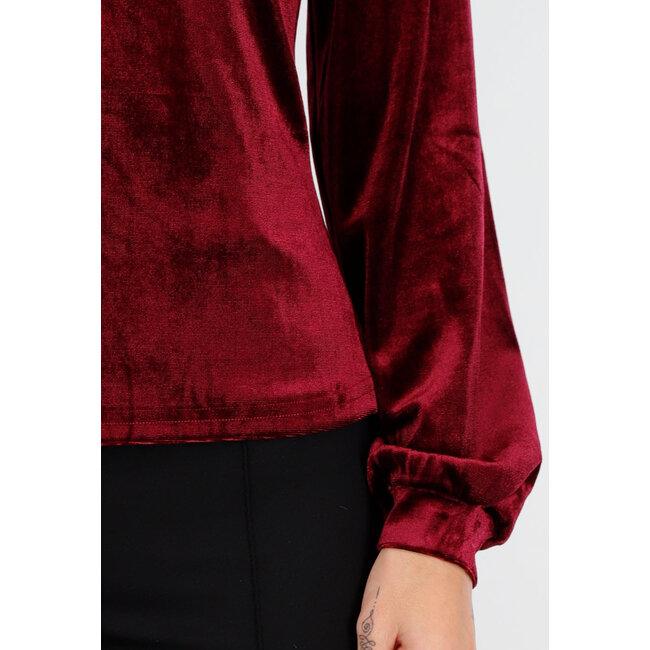 Rotes Velours-Oberteil mit V-Ausschnitt und Choker-Detail