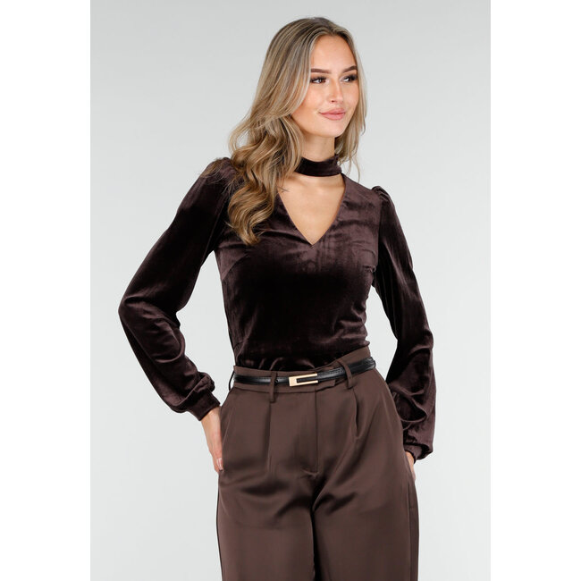 Braunes Velours-Oberteil mit Cut-Out-Ausschnitt und langen Ärmeln