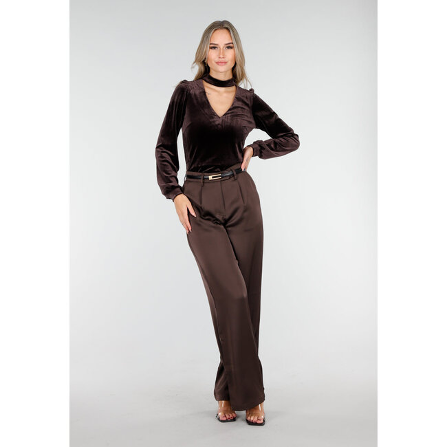 Braunes Velours-Oberteil mit Cut-Out-Ausschnitt und langen Ärmeln