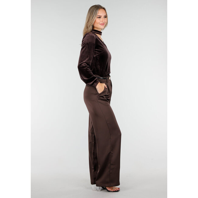 Braunes Velours-Oberteil mit Cut-Out-Ausschnitt und langen Ärmeln