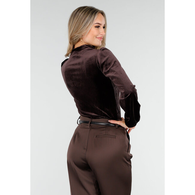 Braunes Velours-Oberteil mit Cut-Out-Ausschnitt und langen Ärmeln