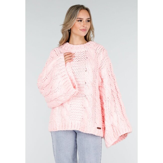 Rosa Strickpullover mit Zopfmuster und weiten Ärmeln