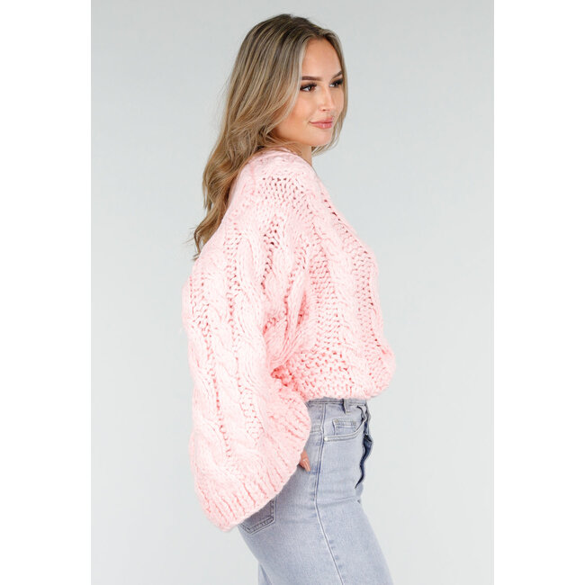 Rosa Strickpullover mit Zopfmuster und weiten Ärmeln