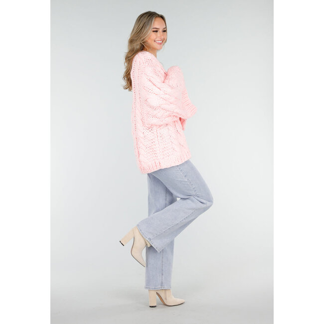 Rosa Strickpullover mit Zopfmuster und weiten Ärmeln