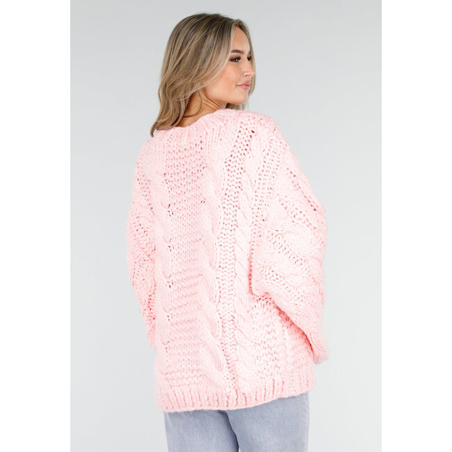 Rosa Strickpullover mit Zopfmuster und weiten Ärmeln