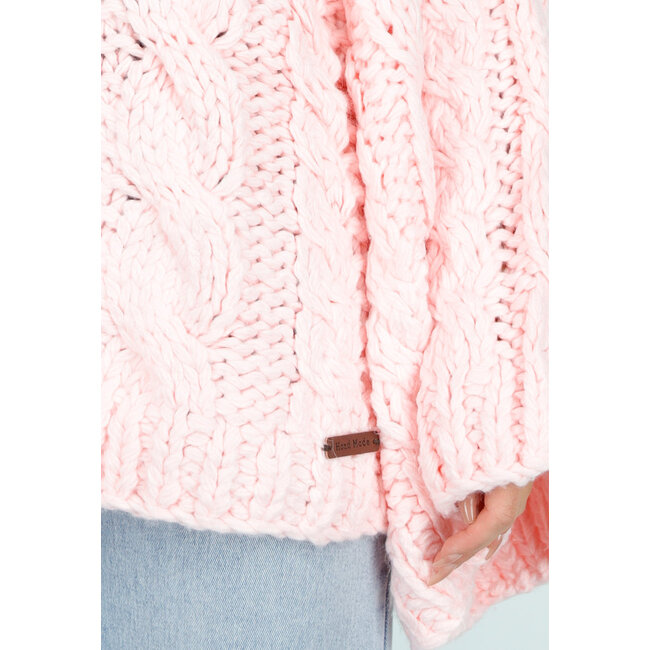 Rosa Strickpullover mit Zopfmuster und weiten Ärmeln