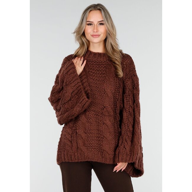 Brauner Strickpullover mit Zopfmuster und weiten Ärmeln