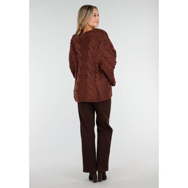 Brauner Strickpullover mit Zopfmuster und weiten Ärmeln