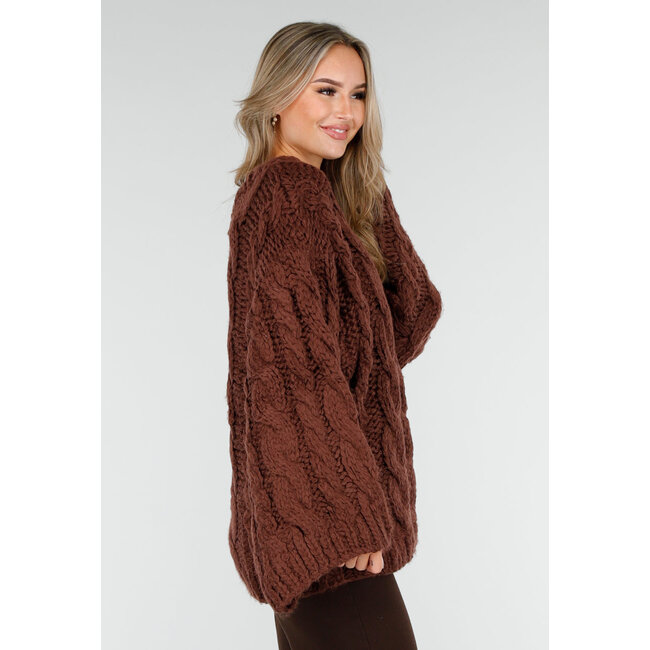 Brauner Strickpullover mit Zopfmuster und weiten Ärmeln