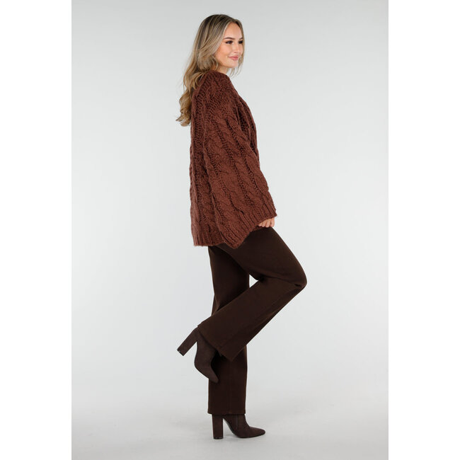 Brauner Strickpullover mit Zopfmuster und weiten Ärmeln