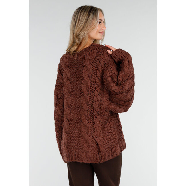 Brauner Strickpullover mit Zopfmuster und weiten Ärmeln