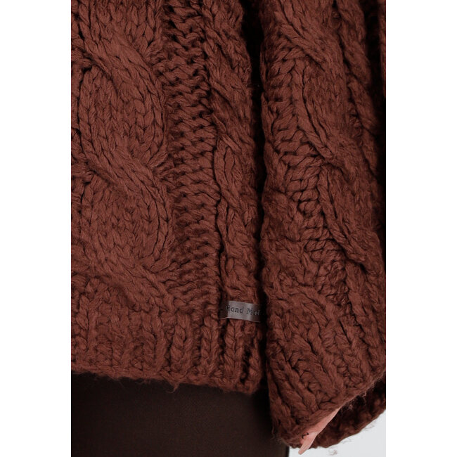 Brauner Strickpullover mit Zopfmuster und weiten Ärmeln