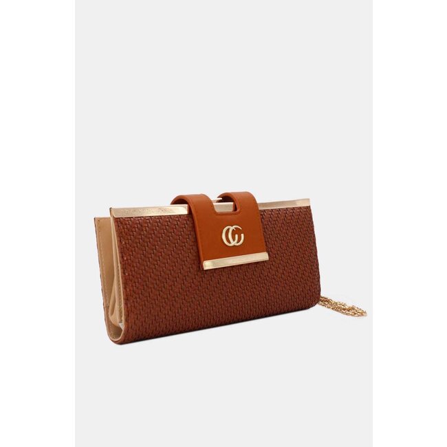 Cognacfarbene geflochtene Clutch aus Kunstleder mit goldener Schulterkette