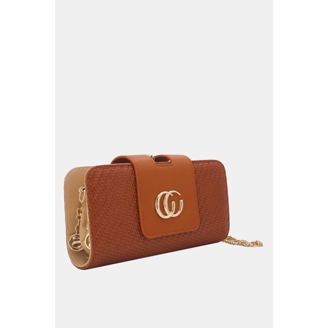 Cognacfarbene geflochtene Clutch mit goldener Schulterkette