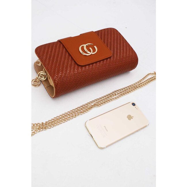 Cognacfarbene geflochtene Clutch mit goldener Schulterkette