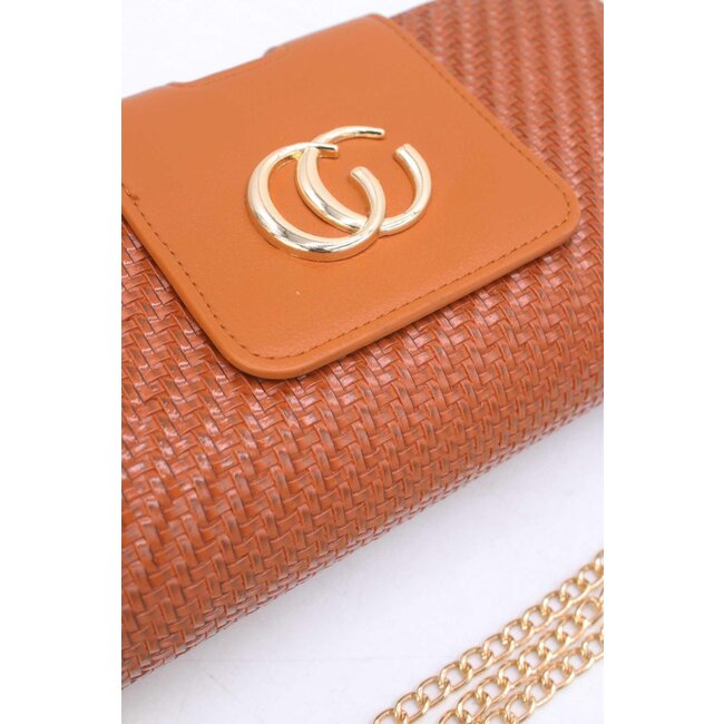 Cognacfarbene geflochtene Clutch mit goldener Schulterkette