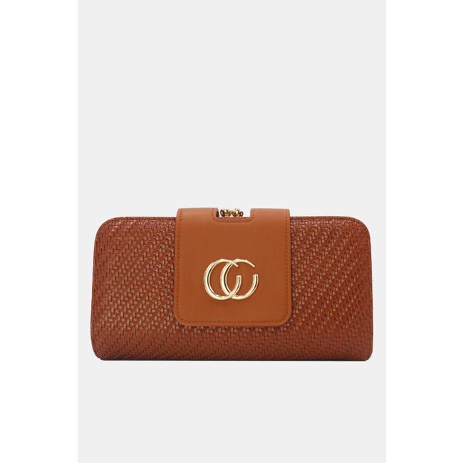 Cognacfarbene geflochtene Clutch mit goldener Schulterkette