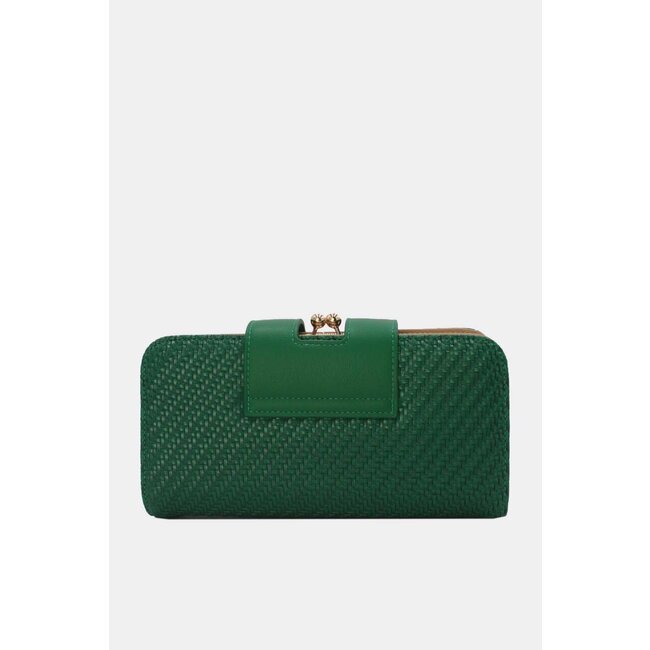 Grüne Clutch mit goldfarbener Kette und geflochtener Struktur