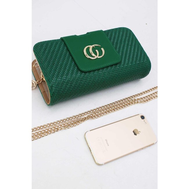 Grüne Clutch mit goldfarbener Kette und geflochtener Struktur