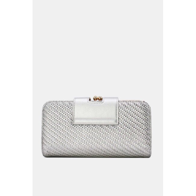 Silberne Clutch aus geflochtenem Kunstleder mit goldener Kette