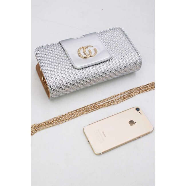 Silberne Clutch aus geflochtenem Kunstleder mit goldener Kette