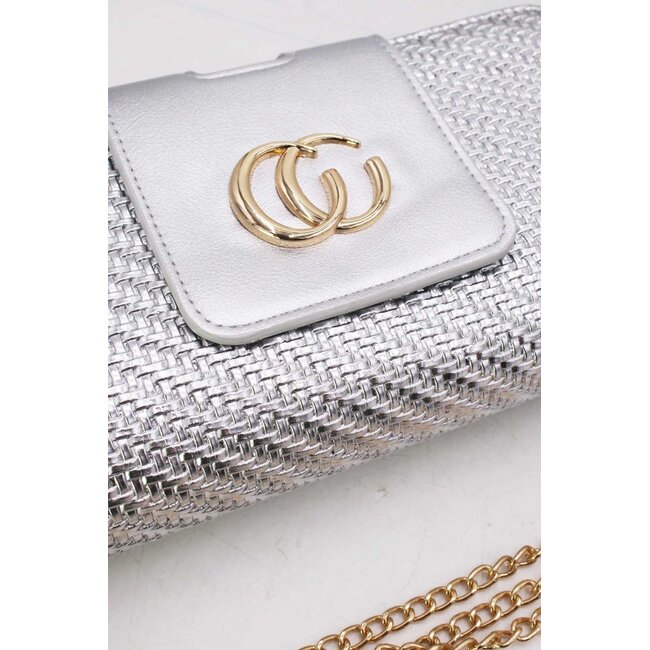 Silberne Clutch aus geflochtenem Kunstleder mit goldener Kette