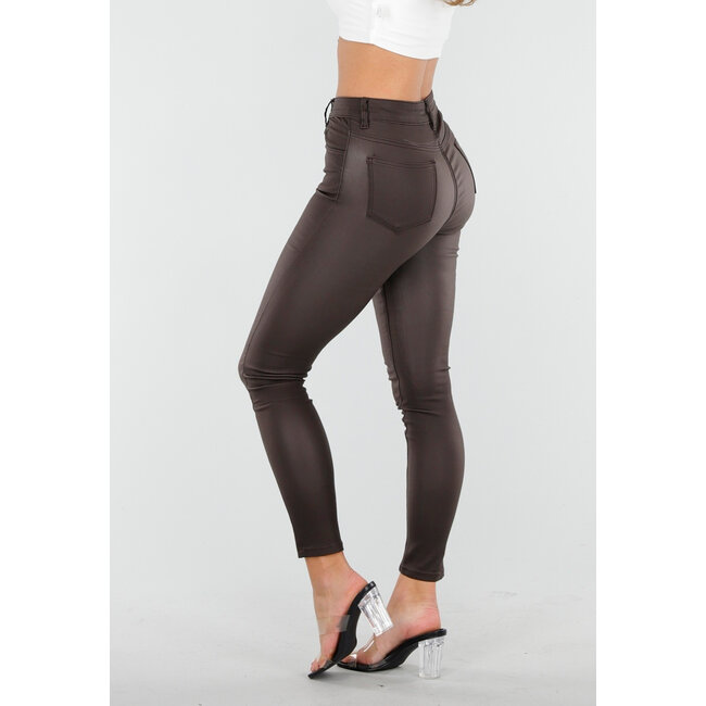 Schokoladenbraune, beschichtete Skinny-Hose mit hoher Taille und Knopfverschluss