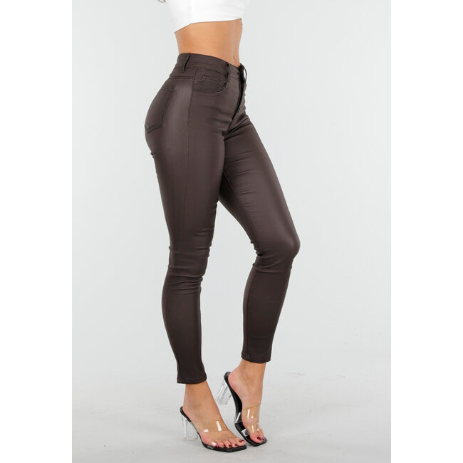 Schokoladenbraune, beschichtete Skinny-Hose mit hoher Taille und Knopfverschluss