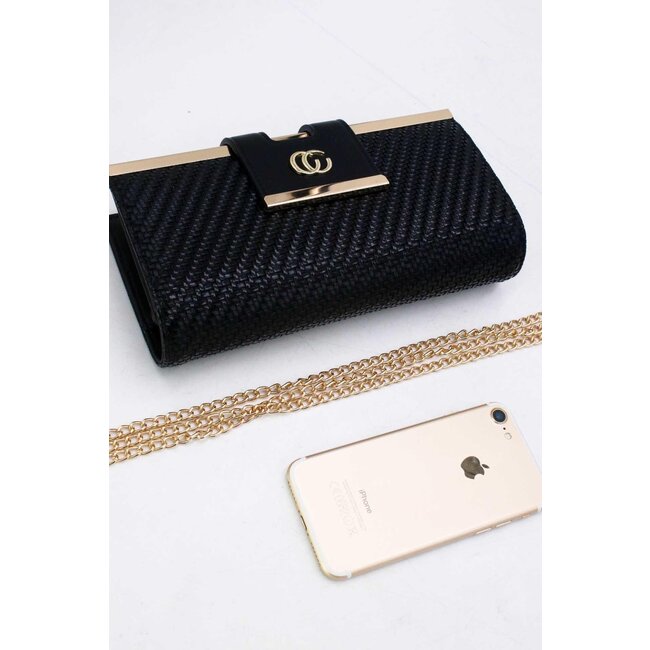 Schwarze geflochtene Clutch aus Kunstleder mit goldener Schulterkette