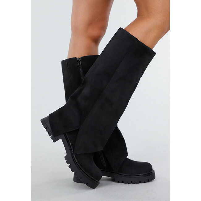 Schwarze hohe Stiefel mit klobiger Sohle und Wildlederoptik