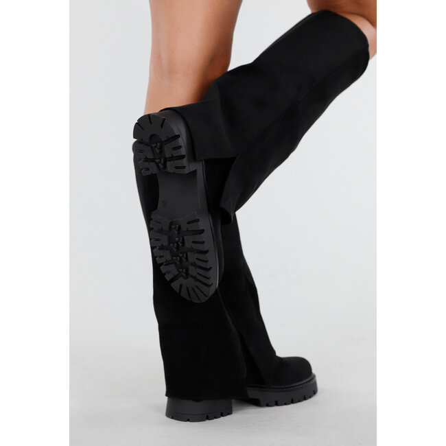 Schwarze hohe Stiefel mit klobiger Sohle und Wildlederoptik